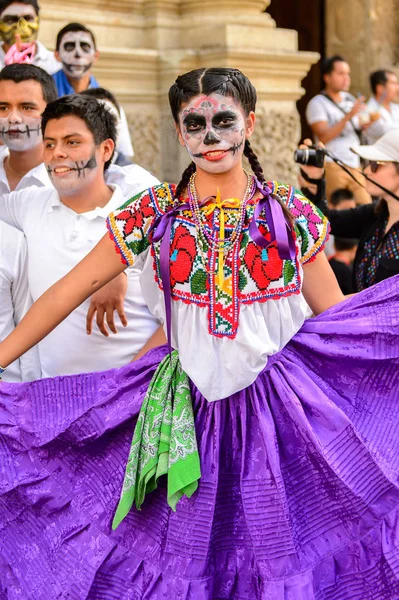 Oaxaca, Meksika - Eki 31, 2016: Kimliği belirsiz kız giyinmiş ve Ölüler Günü için dans (Dia de los Muertos), ulusal Meksika tatil, İnsanlığın Unesco Somut Olmayan Kültürel Miras