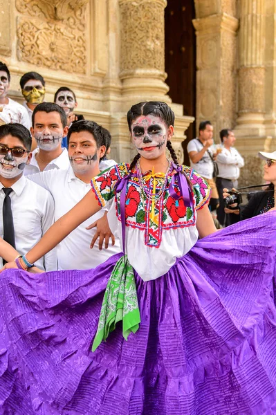 Oaxaca, Meksika - Eki 31, 2016: Kimliği belirsiz kız giyinmiş ve Ölüler Günü için dans (Dia de los Muertos), ulusal Meksika tatil, İnsanlığın Unesco Somut Olmayan Kültürel Miras