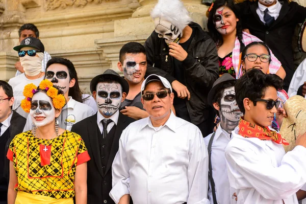 Oaxaca, Meksika - Eki 31, 2016: Kimliği belirsiz insanlar giyinmiş ve Ölüler Günü için boyalı (Dia de los Muertos), ulusal Meksika tatil, İnsanlığın Unesco Somut Olmayan Kültürel Miras