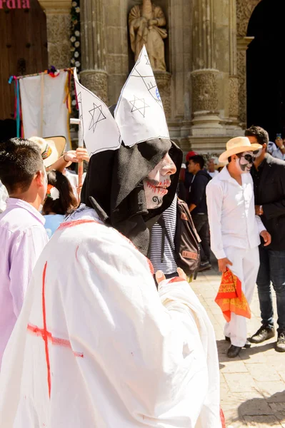 オアハカ メキシコ 2016年10月31日 死者の日 ディア ムエルトス メキシコの祝日 ユネスコ無形文化遺産の服を着て塗装された正体不明の人々 — ストック写真