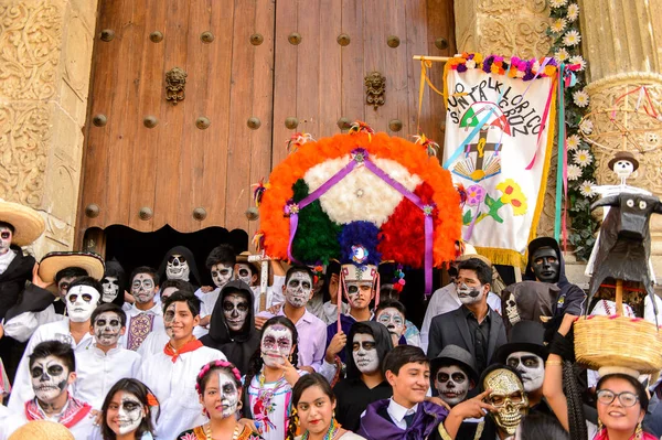 Oaxaca, Meksika - Eki 31, 2016: Kimliği belirsiz insanlar giyinmiş ve Ölüler Günü için boyalı (Dia de los Muertos), ulusal Meksika tatil, İnsanlığın Unesco Somut Olmayan Kültürel Miras