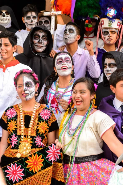 Oaxaca, Meksika - Eki 31, 2016: Kimliği belirsiz insanlar giyinmiş ve Ölüler Günü için boyalı (Dia de los Muertos), ulusal Meksika tatil, İnsanlığın Unesco Somut Olmayan Kültürel Miras