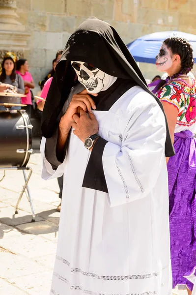 オアハカ メキシコ 2016年10月31日 死者の日 ディア ムエルトス メキシコの祝日 ユネスコ無形文化遺産の服を着て塗装された正体不明の人々 — ストック写真