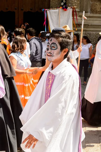 Oaxaca, Meksika - Eki 31, 2016: Kimliği belirsiz insanlar giyinmiş ve Ölüler Günü için boyalı (Dia de los Muertos), ulusal Meksika tatil, İnsanlığın Unesco Somut Olmayan Kültürel Miras