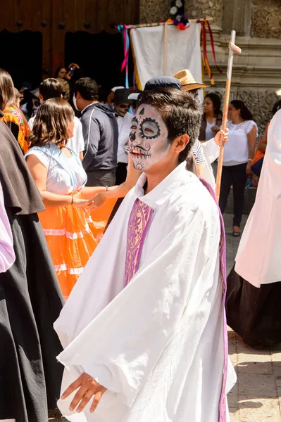 オアハカ メキシコ 2016年10月31日 死者の日 ディア ムエルトス メキシコの祝日 ユネスコ無形文化遺産の服を着て塗装された正体不明の人々 — ストック写真