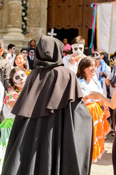 Oaxaca, Meksika - Eki 31, 2016: Kimliği belirsiz insanlar giyinmiş ve Ölüler Günü için boyalı (Dia de los Muertos), ulusal Meksika tatil, İnsanlığın Unesco Somut Olmayan Kültürel Miras
