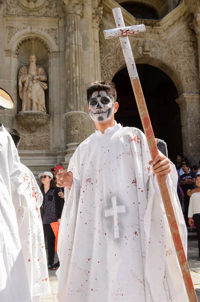 Oaxaca, Meksika - Eki 31, 2016: Ölüler Günü için giyinmiş tanımlanamayan çocuk (Dia de los Muertos), ulusal Meksika tatili, Unesco İnsanlığın Somut Olmayan Kültürel Mirası