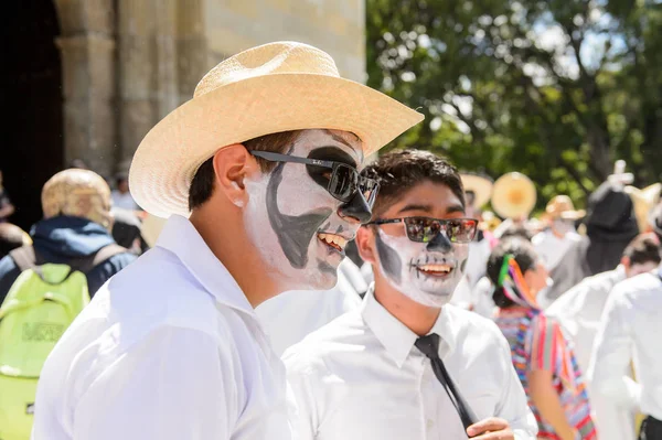 Oaxaca, Meksika - Eki 31, 2016: Ölüler Günü için boyanmış tanımlanamayan çocuk (Dia de los Muertos), ulusal Meksika tatili, Unesco İnsanlığın Somut Olmayan Kültürel Mirası