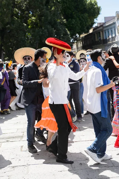 Oaxaca, Meksika - Eki 31, 2016: Kimliği belirsiz insanlar dans ve Ölüler Günü kutlamak (Dia de los Muertos), ulusal Meksika tatil, İnsanlığın Unesco Somut Olmayan Kültürel Miras