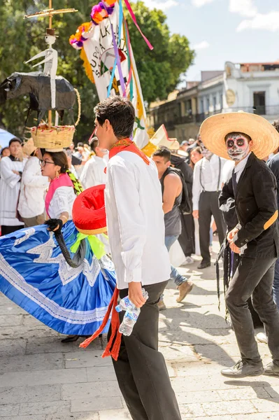 Oaxaca, Meksika - Eki 31, 2016: Kimliği belirsiz insanlar dans ve Ölüler Günü kutlamak (Dia de los Muertos), ulusal Meksika tatil, İnsanlığın Unesco Somut Olmayan Kültürel Miras