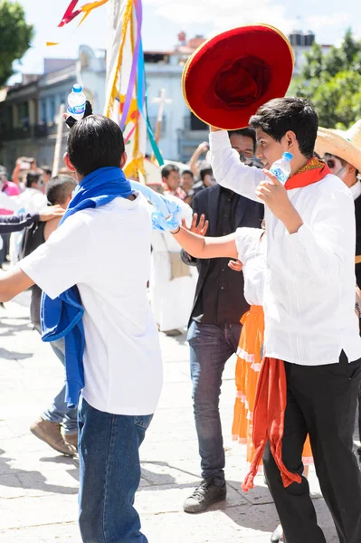Oaxaca, Meksika - Eki 31, 2016: Kimliği belirsiz insanlar dans ve Ölüler Günü kutlamak (Dia de los Muertos), ulusal Meksika tatil, İnsanlığın Unesco Somut Olmayan Kültürel Miras