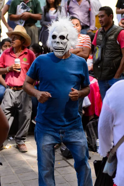 Oaxaca, Meksika - Eki 31, 2016: Ölüler Günü için giyinmiş kimliği belirsiz adam (Dia de los Muertos), ulusal Meksika tatili, Unesco İnsanlığın Somut Olmayan Kültürel Mirası