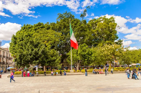 瓦哈卡 墨西哥 2016年10月31日 墨西哥瓦哈卡德华雷斯的Zocalo 主广场 上的墨西哥国旗 该镇的名称来源于纳瓦特尔的名字华夏卡 — 图库照片