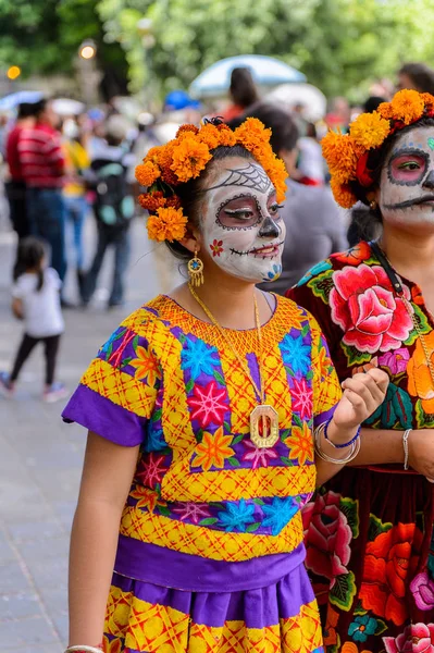 Oaxaca, Meksika - Eki 31, 2016: Kimliği belirsiz kız giyinmiş ve Ölüler Günü için boyalı (Dia de los Muertos), ulusal Meksika tatil, İnsanlığın Unesco Somut Olmayan Kültürel Miras