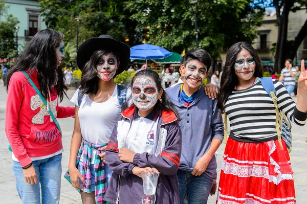 Oaxaca, Meksika - Eki 31, 2016: Ölüler Günü için giyinmiş kimliği belirsiz kız (Dia de los Muertos), ulusal Meksika tatili, Unesco İnsanlığın Somut Olmayan Kültürel Mirası