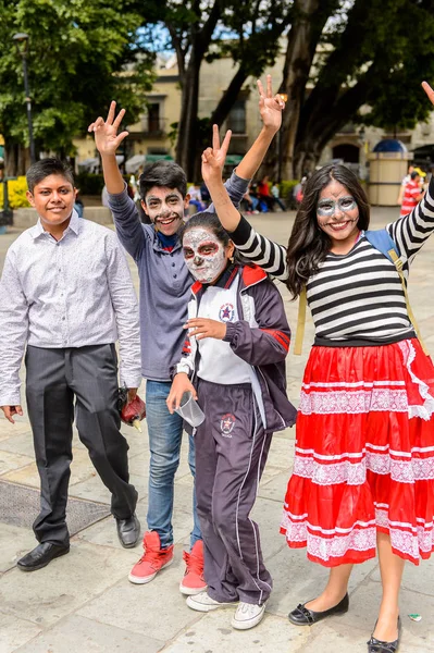 Oaxaca, Meksika - Eki 31, 2016: Ölüler Günü için giyinmiş tanımlanamayan çocuklar (Dia de los Muertos), ulusal Meksika tatili, Unesco İnsanlığın Somut Olmayan Kültürel Mirası
