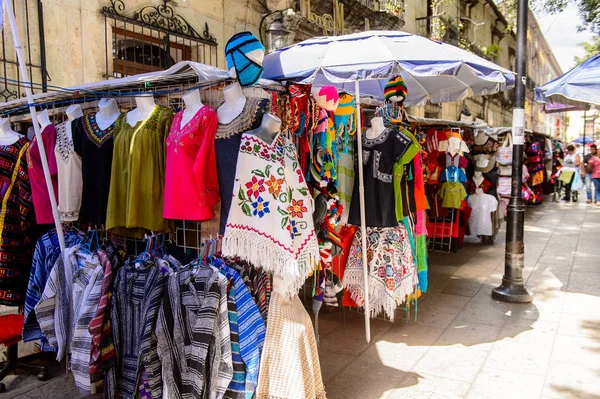 Oaxaca, Meksika- Eki 31, 2016: Pazar yeri (ana kare Zocalo Oaxaca) orijinal geleneksel Meksika hediyelik eşya ve giyim, turistler arasında popüler olan.