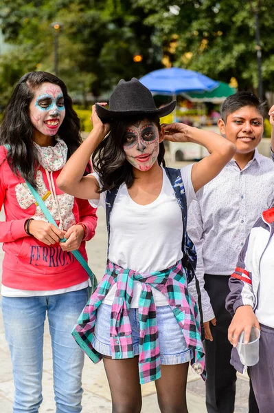 Oaxaca, Meksika - Eki 31, 2016: Kimliği belirsiz kız giyinmiş ve Ölüler Günü için boyalı (Dia de los Muertos), ulusal Meksika tatil, İnsanlığın Unesco Somut Olmayan Kültürel Miras