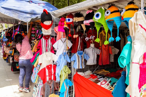 オアハカ メキシコ 2016年10月31日 観光客の間で人気のオリジナルの伝統的なメキシコのお土産や衣類と市場の場所 オアハカのメイン広場ゾカロ — ストック写真