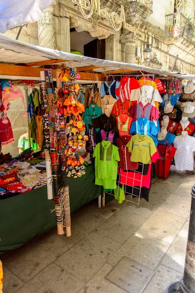 Oaxaca, Meksika- Eki 31, 2016: Pazar yeri (ana kare Zocalo Oaxaca) orijinal geleneksel Meksika hediyelik eşya ve giyim, turistler arasında popüler olan.