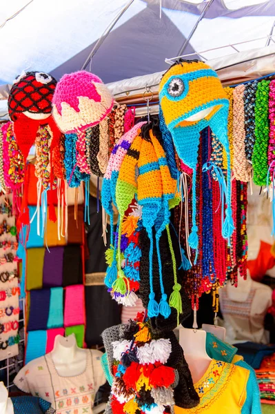 Oaxaca, Meksika- Eki 31, 2016: Pazar yeri (ana kare Zocalo Oaxaca) orijinal geleneksel Meksika hediyelik eşya ve giyim, turistler arasında popüler olan.