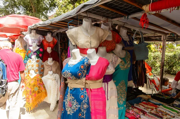 Oaxaca, Meksika- Eki 31, 2016: Pazar yeri (ana kare Zocalo Oaxaca) orijinal geleneksel Meksika hediyelik eşya ve giyim, turistler arasında popüler olan.