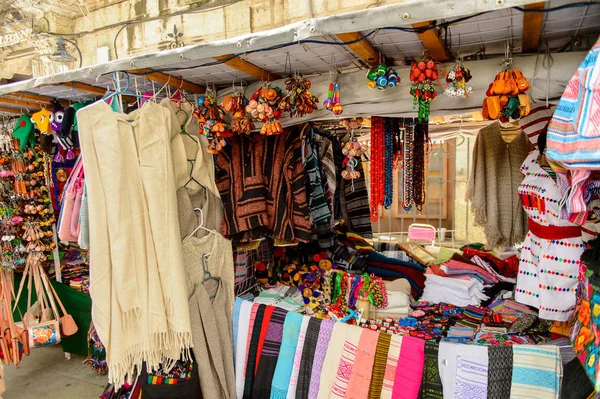 Oaxaca, Meksika- Eki 31, 2016: Pazar yeri (ana kare Zocalo Oaxaca) orijinal geleneksel Meksika hediyelik eşya ve giyim, turistler arasında popüler olan.