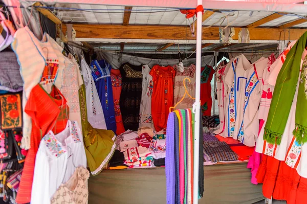Oaxaca, Meksika- Eki 31, 2016: Pazar yeri (ana kare Zocalo Oaxaca) orijinal geleneksel Meksika hediyelik eşya ve giyim, turistler arasında popüler olan.