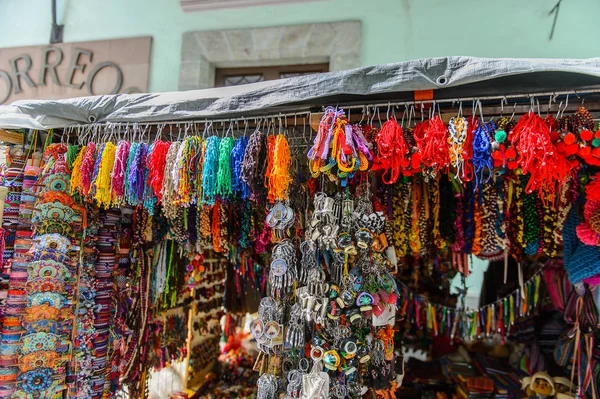 Oaxaca, Meksika- Eki 31, 2016: Pazar yeri (ana kare Zocalo Oaxaca) orijinal geleneksel Meksika hediyelik eşya ve giyim, turistler arasında popüler olan.