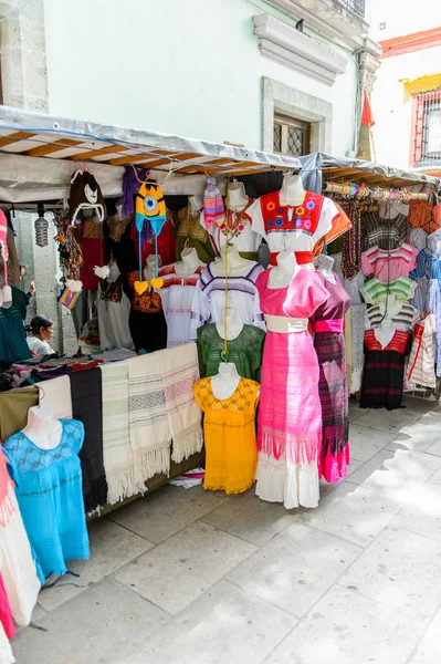 Oaxaca, Meksika- Eki 31, 2016: Pazar yeri (ana kare Zocalo Oaxaca) orijinal geleneksel Meksika hediyelik eşya ve giyim, turistler arasında popüler olan.