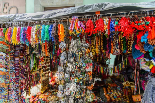 Oaxaca, Meksika- Eki 31, 2016: Pazar yeri (ana kare Zocalo Oaxaca) orijinal geleneksel Meksika hediyelik eşya ve giyim, turistler arasında popüler olan.