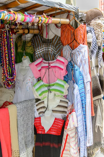 Oaxaca, Meksika- Eki 31, 2016: Pazar yeri (ana kare Zocalo Oaxaca) orijinal geleneksel Meksika hediyelik eşya ve giyim, turistler arasında popüler olan.