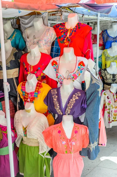 Oaxaca, Meksika- Eki 31, 2016: Pazar yeri (ana kare Zocalo Oaxaca) orijinal geleneksel Meksika hediyelik eşya ve giyim, turistler arasında popüler olan.