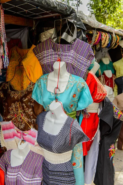 Oaxaca, Meksika- Eki 31, 2016: Pazar yeri (ana kare Zocalo Oaxaca) orijinal geleneksel Meksika hediyelik eşya ve giyim, turistler arasında popüler olan.