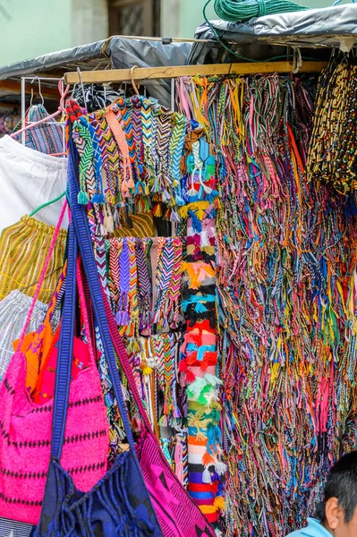 Oaxaca, Meksika- Eki 31, 2016: Pazar yeri (ana kare Zocalo Oaxaca) orijinal geleneksel Meksika hediyelik eşya ve giyim, turistler arasında popüler olan.