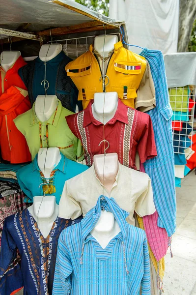 Oaxaca, Meksika- Eki 31, 2016: Pazar yeri (ana kare Zocalo Oaxaca) orijinal geleneksel Meksika hediyelik eşya ve giyim, turistler arasında popüler olan.