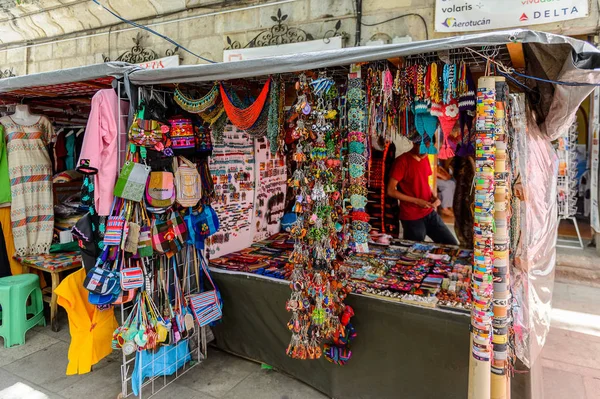 Oaxaca, Meksika- Eki 31, 2016: Pazar yeri (ana kare Zocalo Oaxaca) orijinal geleneksel Meksika hediyelik eşya ve giyim, turistler arasında popüler olan.