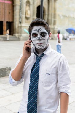Oaxaca, Meksika - Eki 31, 2016: Ölüler Günü için giyinmiş tanımlanamayan çocuk (Dia de los Muertos), ulusal Meksika tatili, Unesco İnsanlığın Somut Olmayan Kültürel Mirası