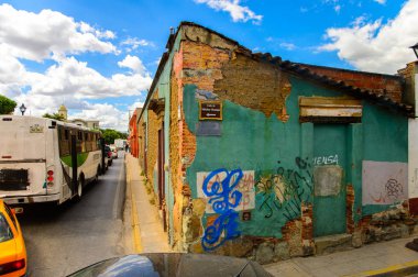 Oaxaca, Meksika - Eki 31, 2016: Oaxaca de Juarez, Meksika tipik sokakta küçük renkli evler. Kasabanın adı Nahuatl adı Huaxyacac türetilmiştir