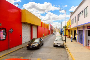 Oaxaca, Meksika - Eki 31, 2016: Oaxaca de Juarez, Meksika tipik sokakta küçük renkli evler. Kasabanın adı Nahuatl adı Huaxyacac türetilmiştir