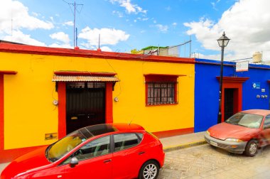 Oaxaca, Meksika - Eki 31, 2016: Oaxaca de Juarez, Meksika tipik sokakta küçük renkli evler. Kasabanın adı Nahuatl adı Huaxyacac türetilmiştir