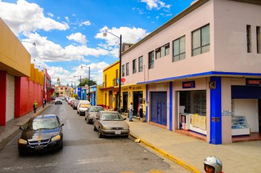 Oaxaca, Meksika - Eki 31, 2016: Oaxaca de Juarez, Meksika tipik sokakta küçük renkli evler. Kasabanın adı Nahuatl adı Huaxyacac türetilmiştir