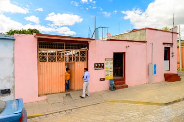 Oaxaca, Meksika - Eki 31, 2016: Oaxaca de Juarez, Meksika tipik sokakta küçük renkli evler. Kasabanın adı Nahuatl adı Huaxyacac türetilmiştir