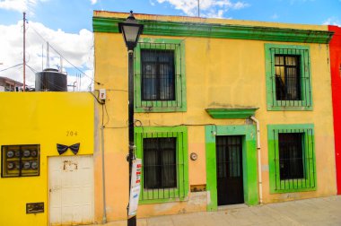 Oaxaca, Meksika - Eki 31, 2016: Oaxaca de Juarez, Meksika tipik sokakta küçük renkli evler. Kasabanın adı Nahuatl adı Huaxyacac türetilmiştir