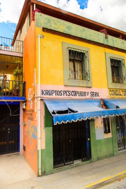 Oaxaca, Meksika - Eki 31, 2016: Oaxaca de Juarez, Meksika tipik sokakta küçük renkli evler. Kasabanın adı Nahuatl adı Huaxyacac türetilmiştir