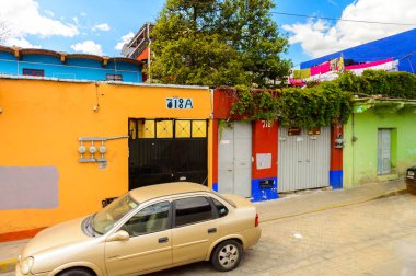 Oaxaca, Meksika - Eki 31, 2016: Oaxaca de Juarez, Meksika tipik sokakta küçük renkli evler. Kasabanın adı Nahuatl adı Huaxyacac türetilmiştir