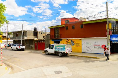 Oaxaca, Meksika - 31 Ekim 2016: Oaxaca de Juarez, Meksika'nın tipik renkli mimarisi. Kasabanın adı Nahuatl adı Huaxyacac türetilmiştir