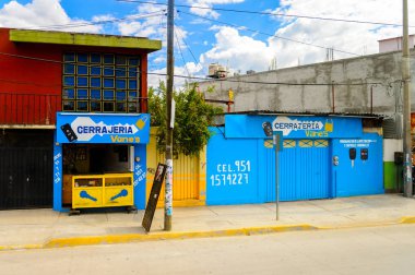 Oaxaca, Meksika - 31 Ekim 2016: Oaxaca de Juarez, Meksika'nın tipik renkli mimarisi. Kasabanın adı Nahuatl adı Huaxyacac türetilmiştir