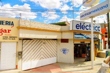 Oaxaca, Meksika - 31 Ekim 2016: Oaxaca de Juarez, Meksika'nın tipik renkli mimarisi. Kasabanın adı Nahuatl adı Huaxyacac türetilmiştir