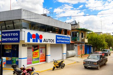 Oaxaca, Meksika - Eki 31, 2016: Oaxaca de Juarez, Meksika farklı renkli evler. Kasabanın adı Nahuatl adı Huaxyacac türetilmiştir